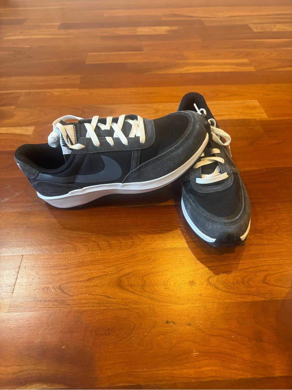 Nike Men's Size 9 Black and White Low-Top Sneakers